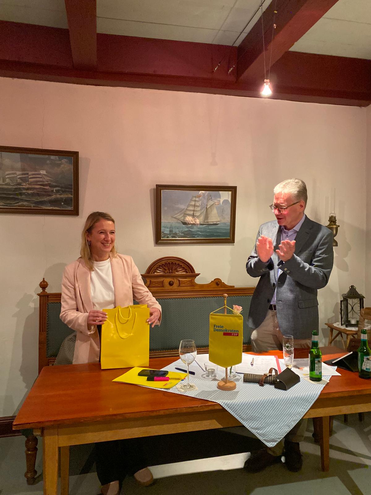 Anne Riecke (links) mit FDP-Ortsvorsitzendem Stefan Goronczy im "Poppenhuus"